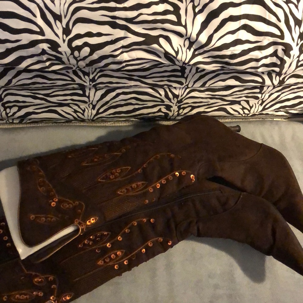 Boots - Picture 3 of 8